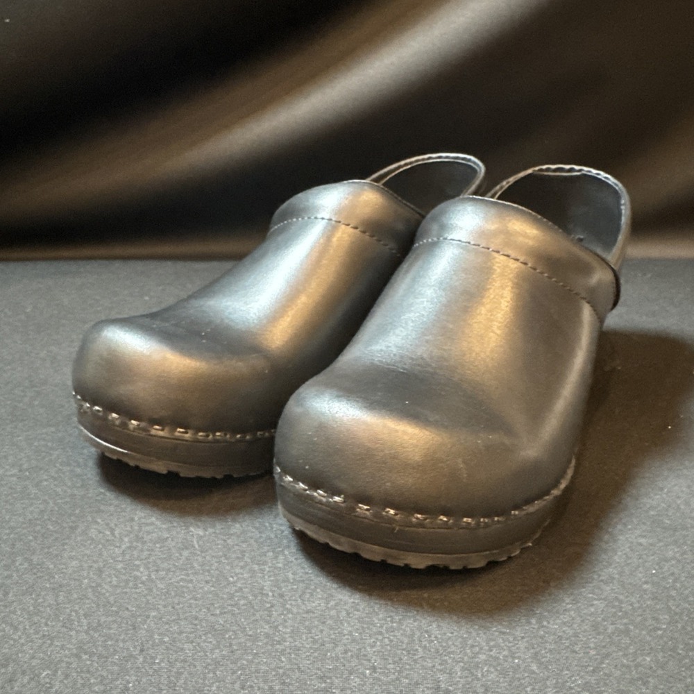 L.L.Bean Women's 9M Black Leather Professional Slip On Comfort Clogs Shoes - Picture 2 of 11